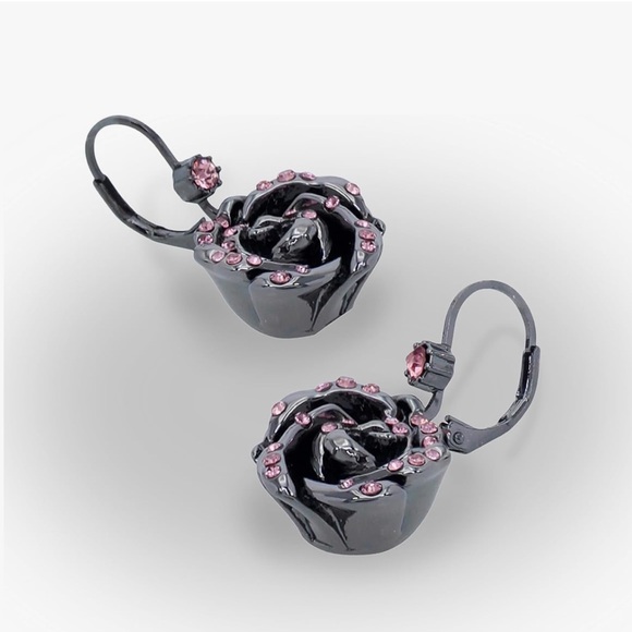 New BETSEY JOHNSON metal black rose earrings with pink rhinestones - Picture 3 of 4